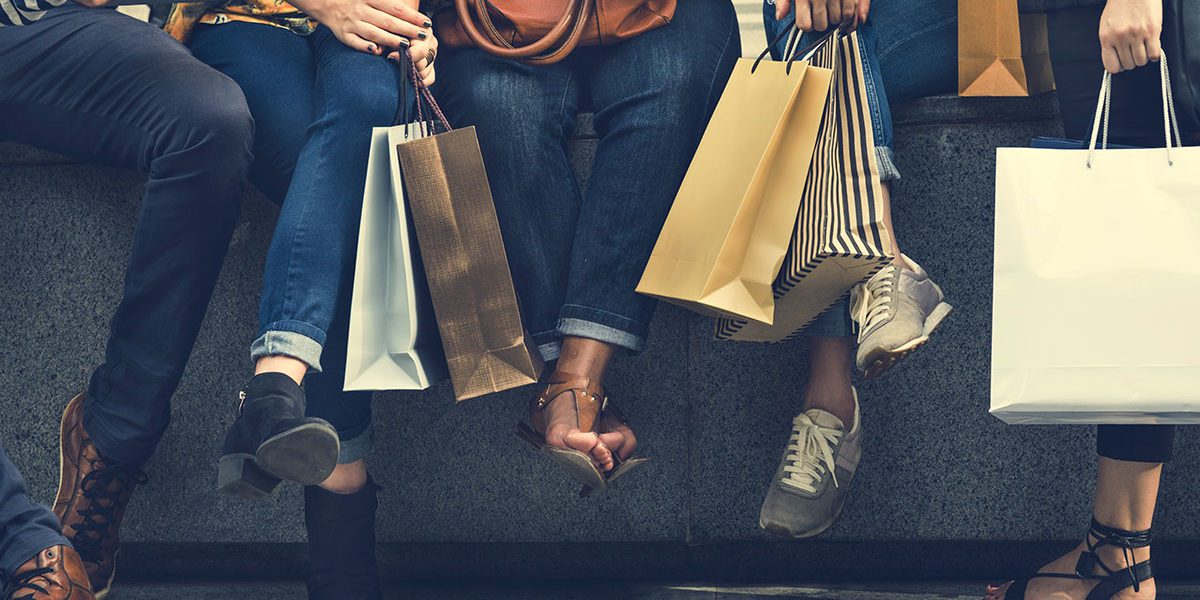 gruppo di ragazze che fanno shopping