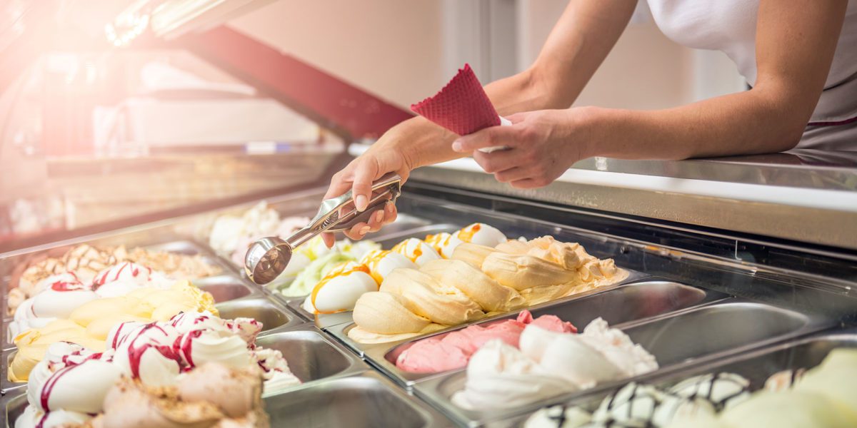 gelataio che prepara un cono di gelato