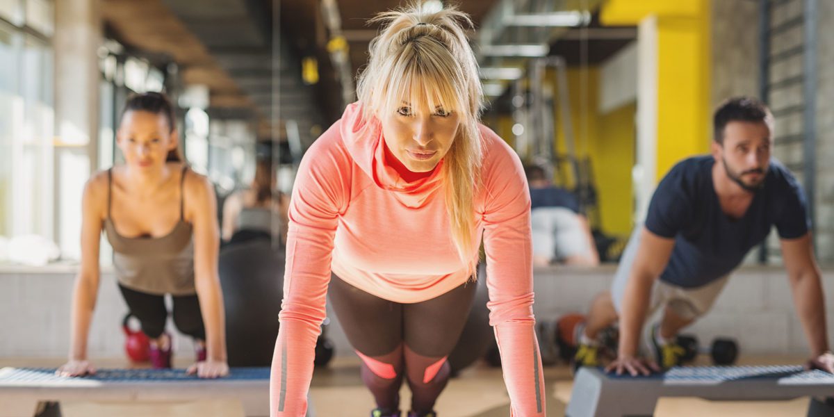 personal trainer mentre si allena in palestra