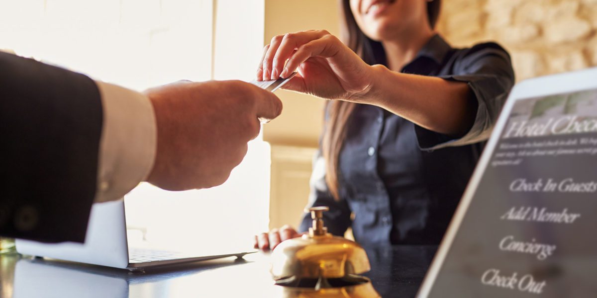 ragazza alla reception di un hotel durante il check-in