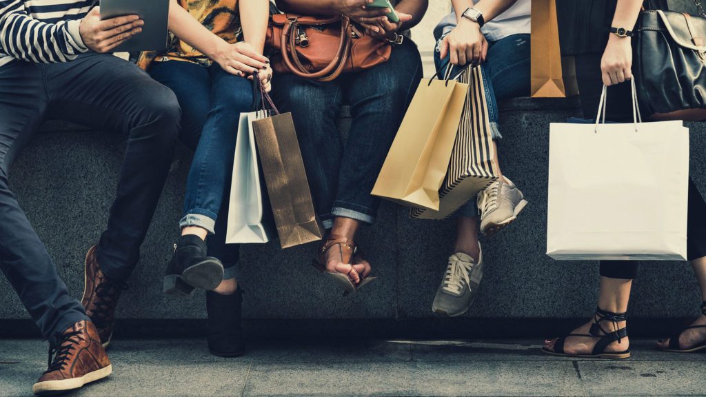 grupo di ragazzi che fanno shopping