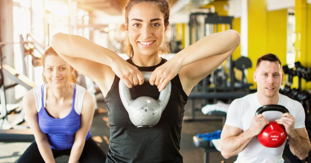 amici che si divertono in palestra