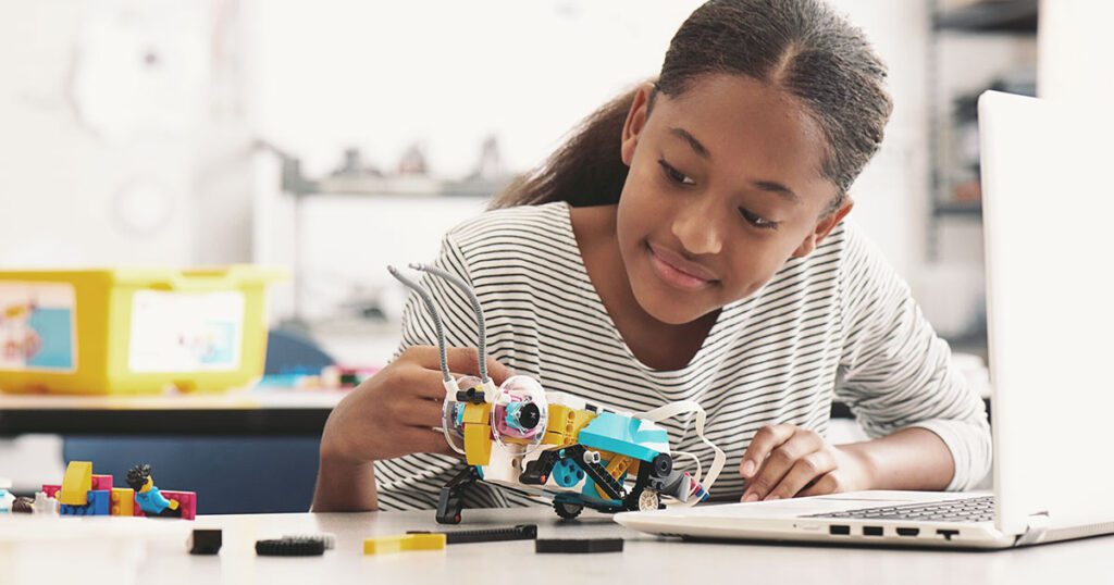 Lego rafforza la sua brand identity collaborando con le scuole