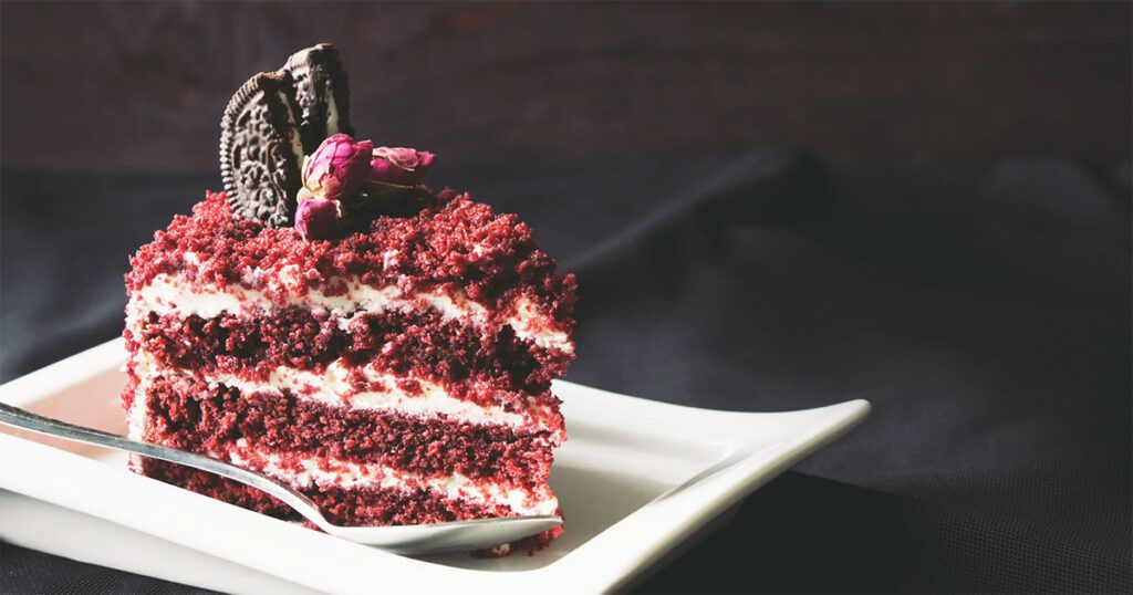 fetta di torta americana red velvet
